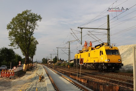 Bubenreuth 06.06.15: Die vier Bäume bei km 26,6 wurden gestutzt. Rechts ein Turmtriebwagen, dessen Mannschaft einen Fahrleitungsschaden behebt.