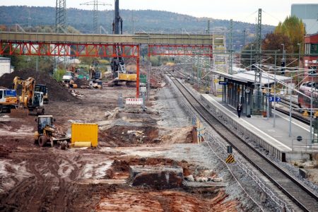 Forchheim 30.10.16: Der Fußgängersteg. Immer noch nicht offen. Etwas unterhalb der Bildmitte die Baugrube für den neuen Personentunnel